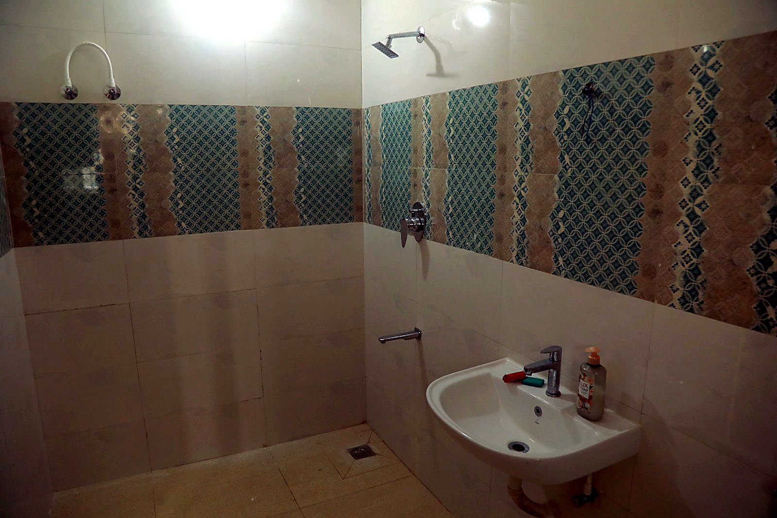 Bathroom with patterned tiling