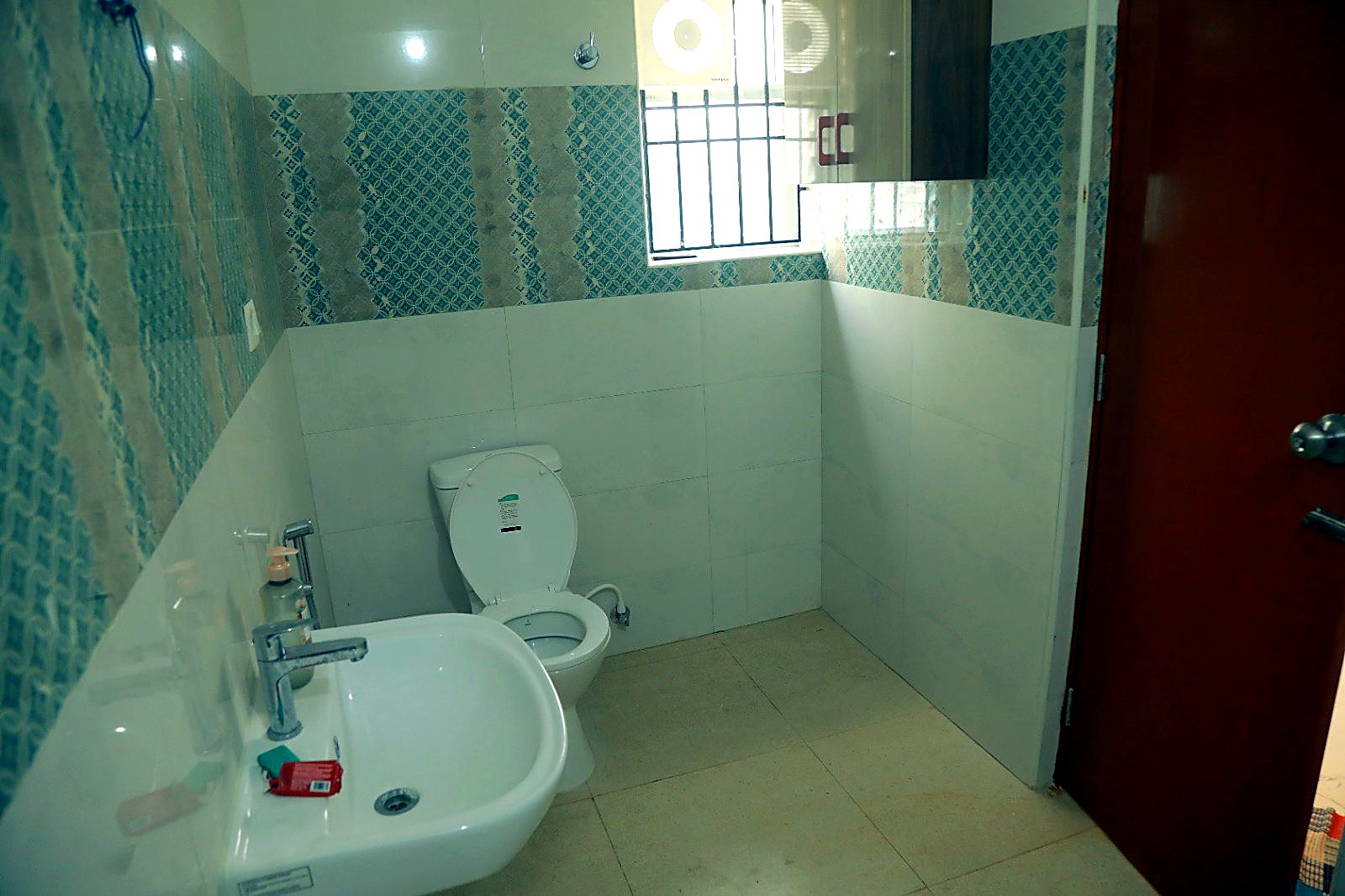 Bathroom with WC and basin