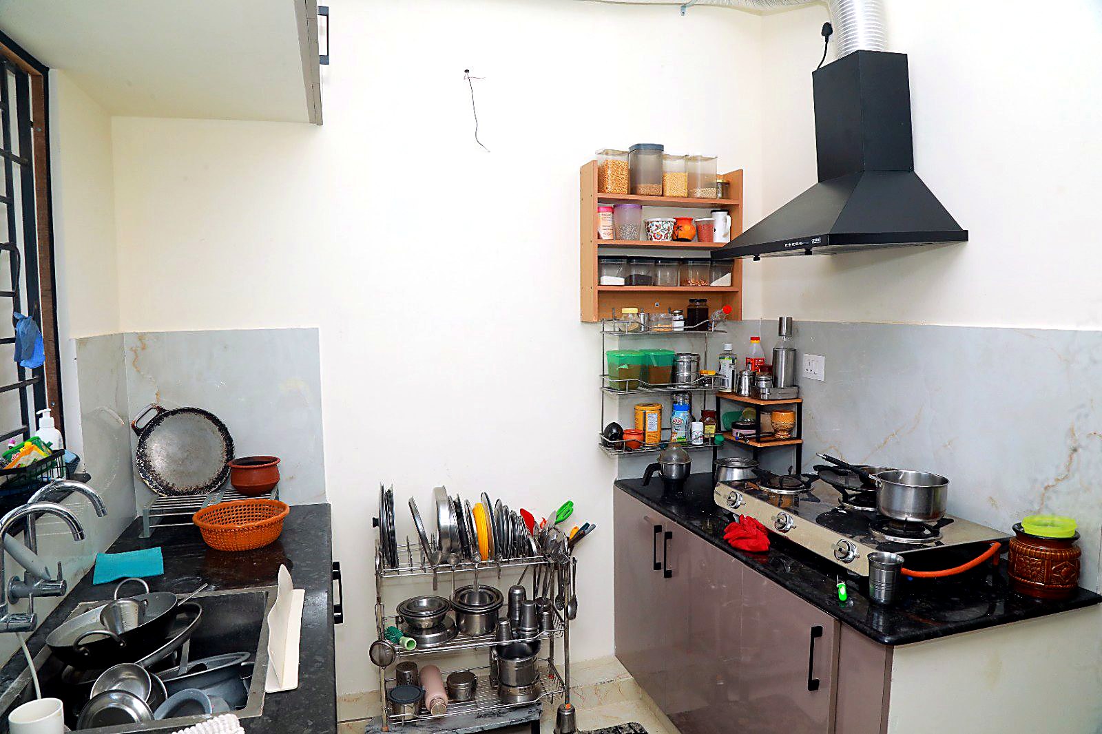 Fitted kitchen with chimney
